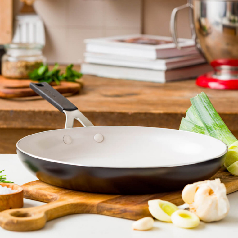 Сковорода с антипригарным покрытием KitchenAid Aluminium Ceramic, диаметр 28 см, черный