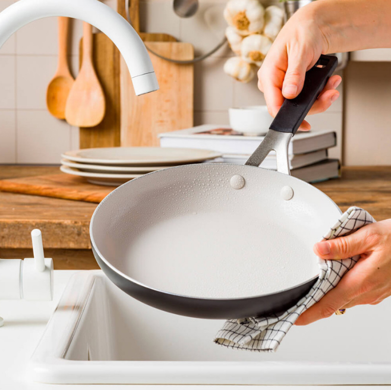 Сковорода с антипригарным покрытием KitchenAid Aluminium Ceramic, диаметр 28 см, черный