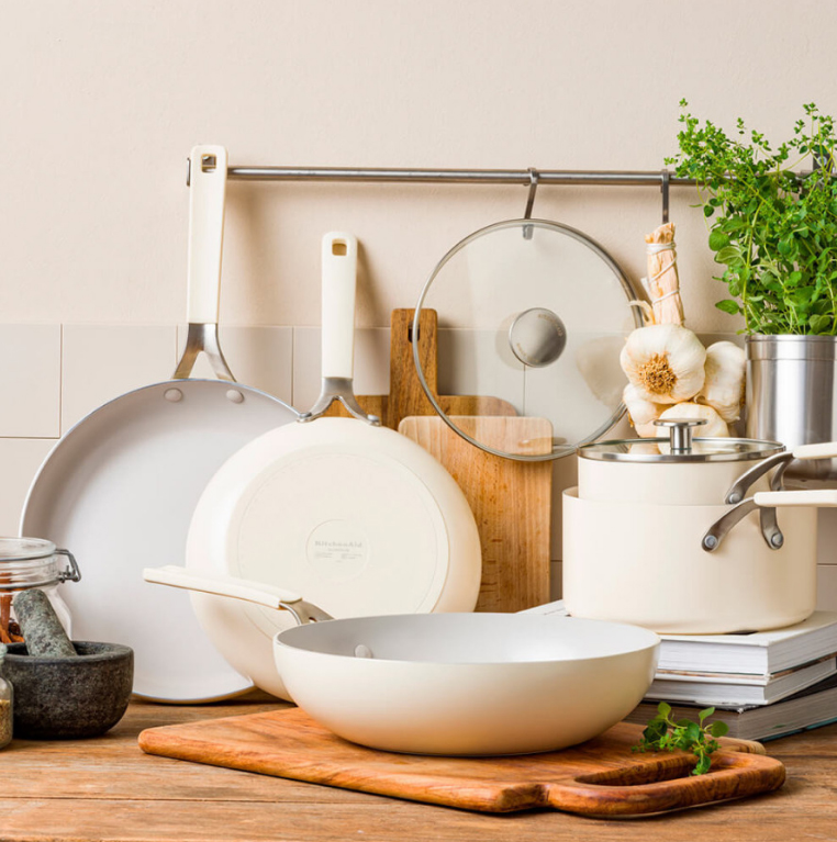 Сковорода с антипригарным покрытием KitchenAid Aluminium Ceramic, диаметр 28 см, кремовый