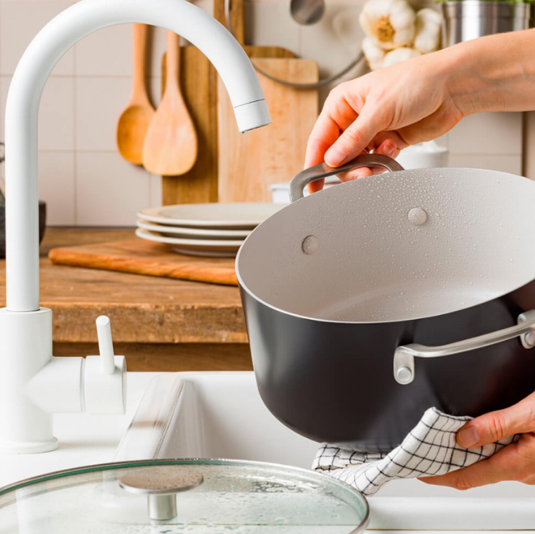 Каструля з кришкою антипригарна KitchenAid Aluminium Ceramic, об'єм 3,1 л, діаметр 20 см, чорний