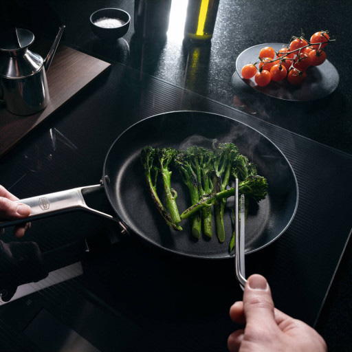 Сковорода з антипригарним покриттям Fiskars Taiten Optiheat, діаметр 24 см, чорний