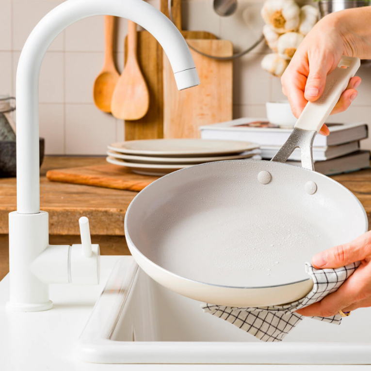 Сковорода с антипригарным покрытием KitchenAid Aluminium Ceramic, диаметр 28 см, кремовый