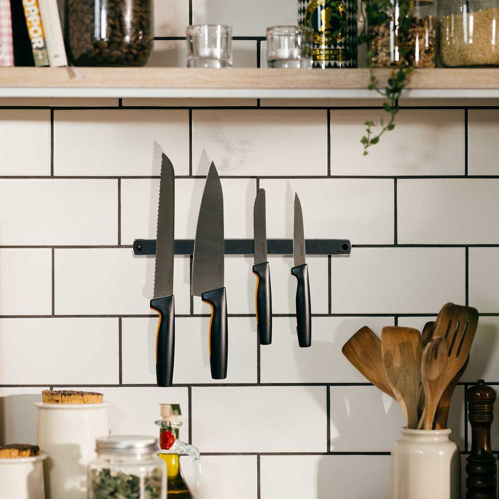 Магнітний тримач для ножів Fiskars Functional Form, довжина 32 см, чорний