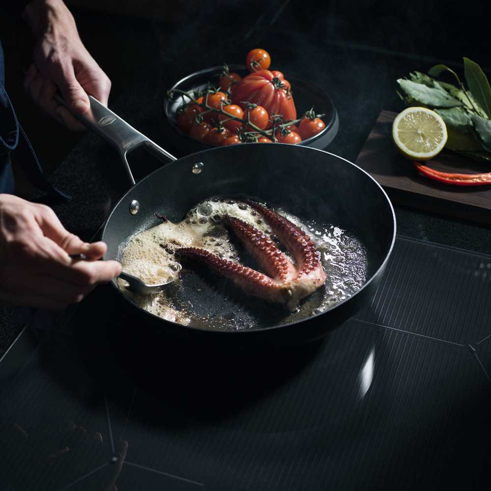 Сковорода с антипригарным покрытием Fiskars Taiten Optiheat, диаметр 26 см, черный