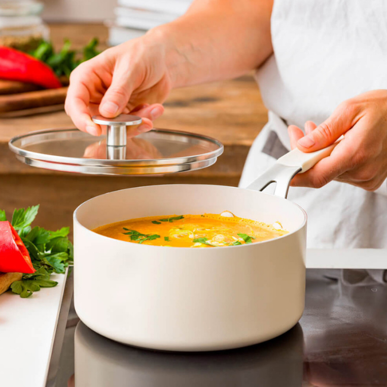 Ківш з кришкою антипригарний KitchenAid Aluminium Ceramic, об'єм 1,6 л, діаметр 16 см, кремовий