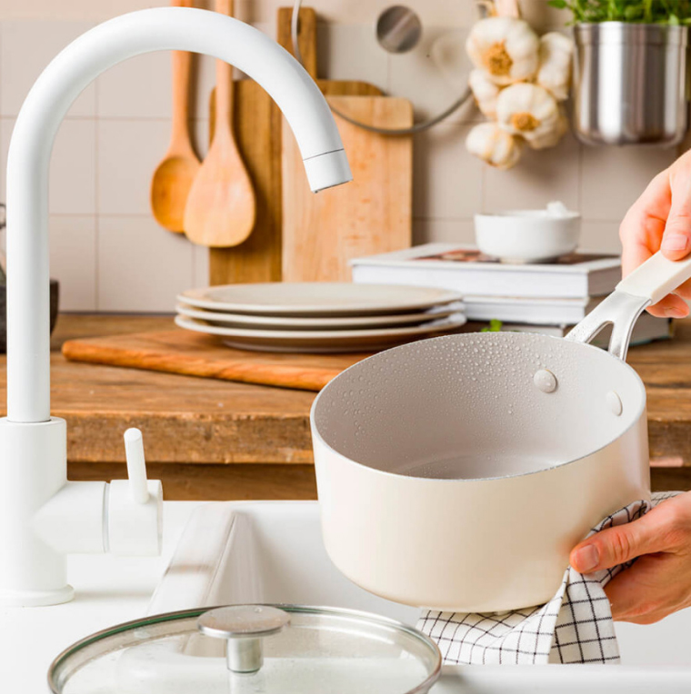 Ківш з кришкою антипригарний KitchenAid Aluminium Ceramic, об'єм 1,6 л, діаметр 16 см, кремовий