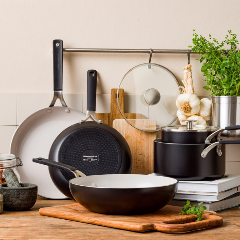 Сковорода с антипригарным покрытием KitchenAid Aluminium Ceramic, диаметр 20 см, черный