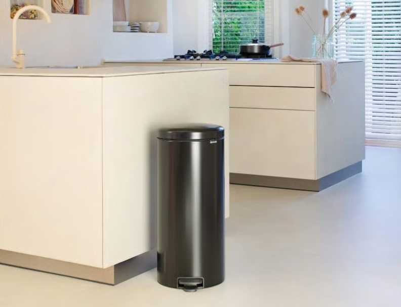 Бак для сміття Brabantia NewIcon Pedal Bin, об'єм 30 л, чорний матовий