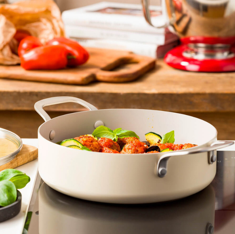 Сотейник с крышкой антипригарный KitchenAid Aluminium Ceramic, диаметр 28 см, кремовый