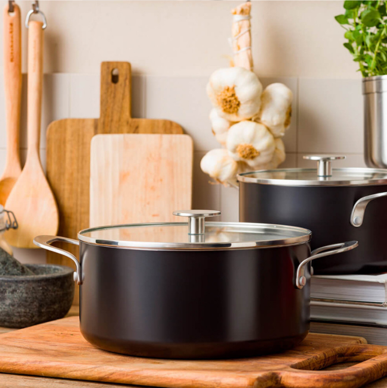 Каструля з кришкою антипригарна KitchenAid Aluminium Ceramic, об'єм 4,9 л, діаметр 24 см, чорний