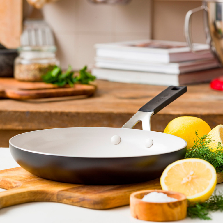 Сковорода с антипригарным покрытием KitchenAid Aluminium Ceramic, диаметр 24 см, черный