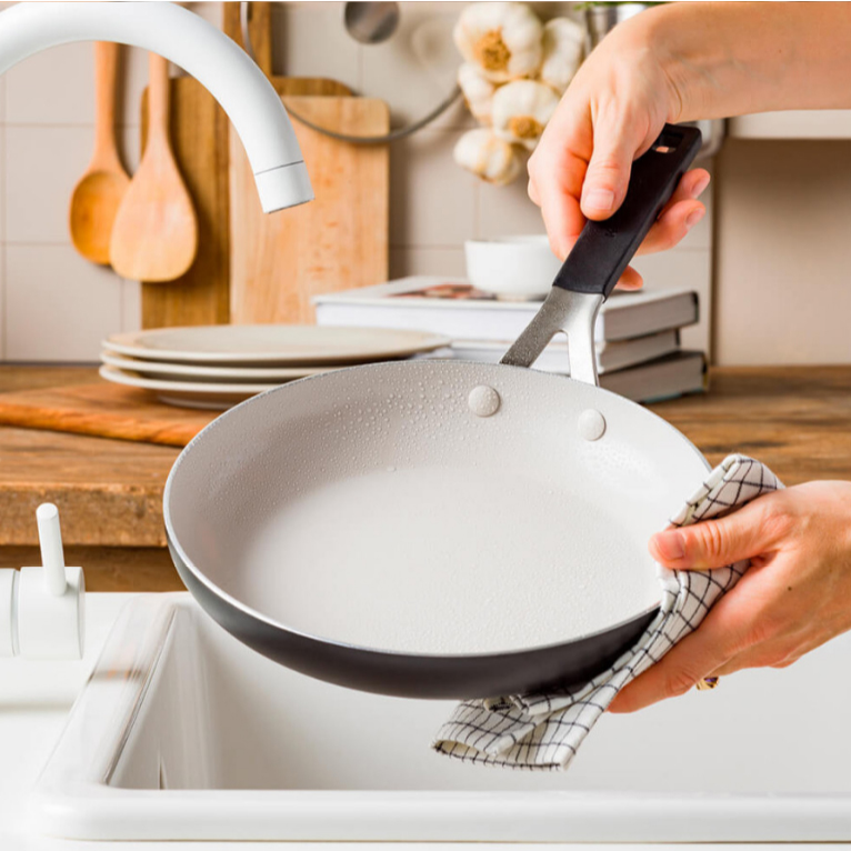 Сковорода с антипригарным покрытием KitchenAid Aluminium Ceramic, диаметр 20 см, черный