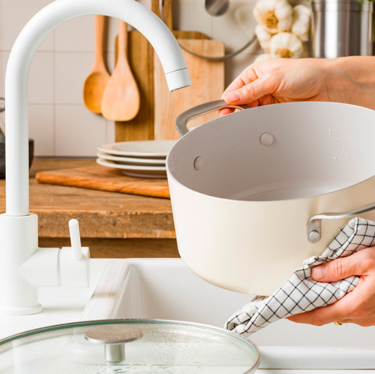 Каструля з кришкою антипригарна KitchenAid Aluminium Ceramic, об'єм 4,9 л, діаметр 24 см, кремовий