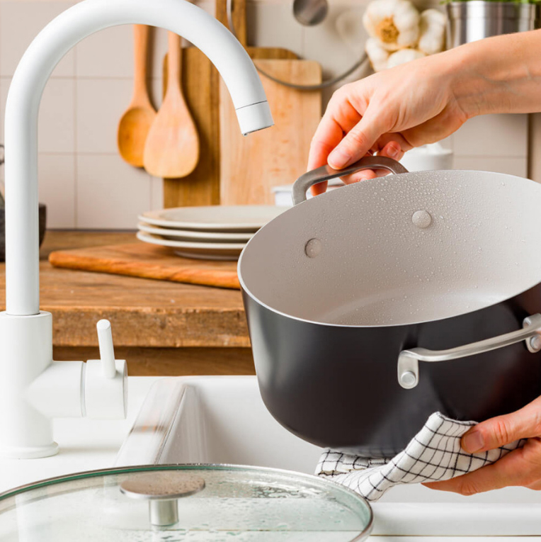 Каструля з кришкою антипригарна KitchenAid Aluminium Ceramic, об'єм 4,9 л, діаметр 24 см, чорний