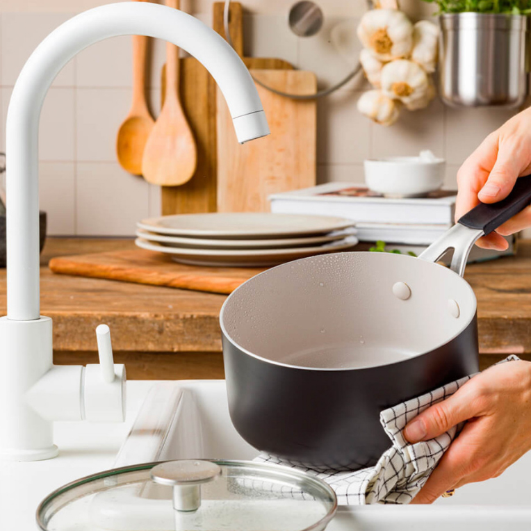 Ківш з кришкою антипригарний KitchenAid Aluminium Ceramic, об'єм 1,6 л, діаметр 16 см, чрний