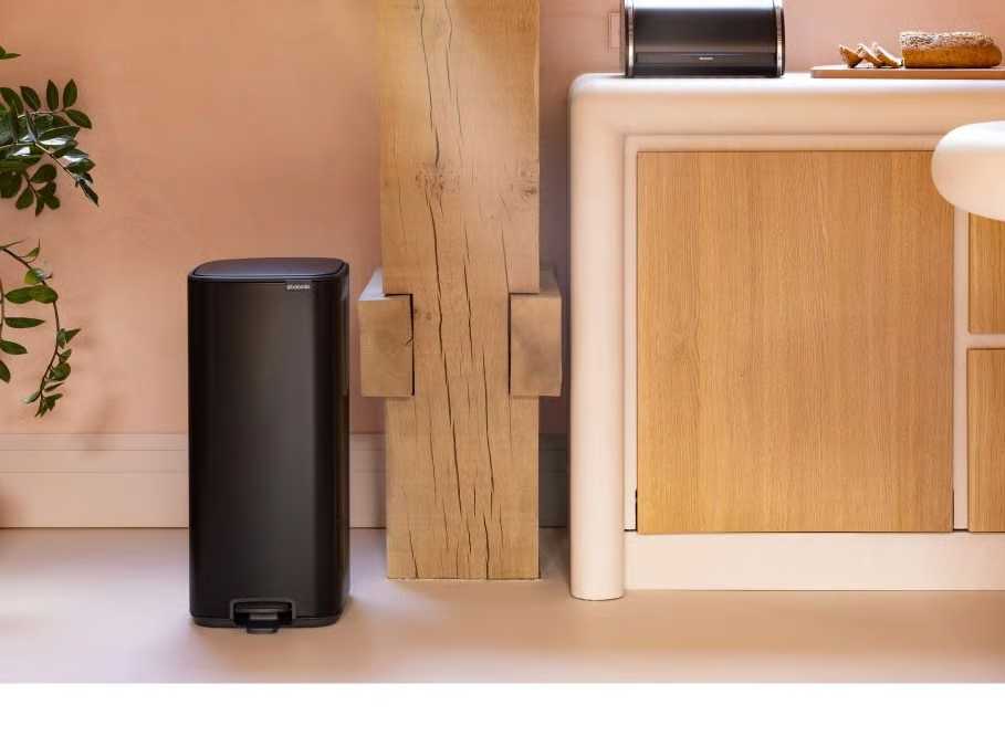 Бак для сміття Brabantia Bo Pedal Bin, об'єм 30 л, чорний матовий