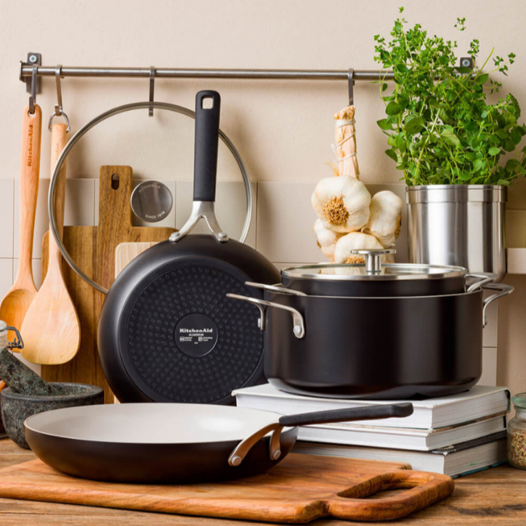 Каструля з кришкою антипригарна KitchenAid Aluminium Ceramic, об'єм 4,9 л, діаметр 24 см, чорний