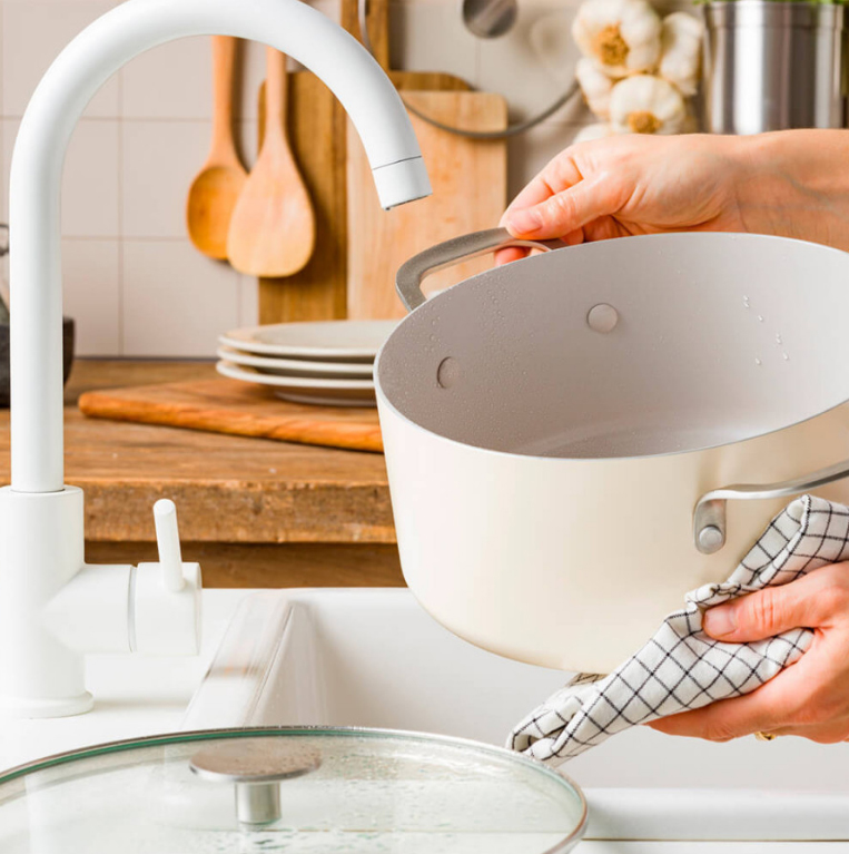 Каструля з кришкою антипригарна KitchenAid Aluminium Ceramic, об'єм 3,1 л, діаметр 20 см, кремовий