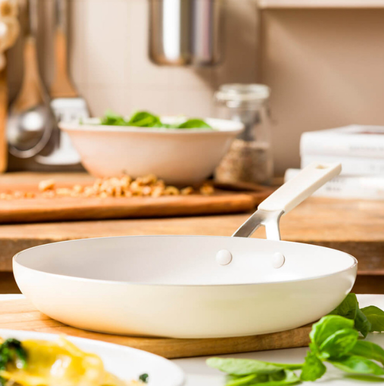 Сковорода с антипригарным покрытием KitchenAid Aluminium Ceramic, диаметр 28 см, кремовый