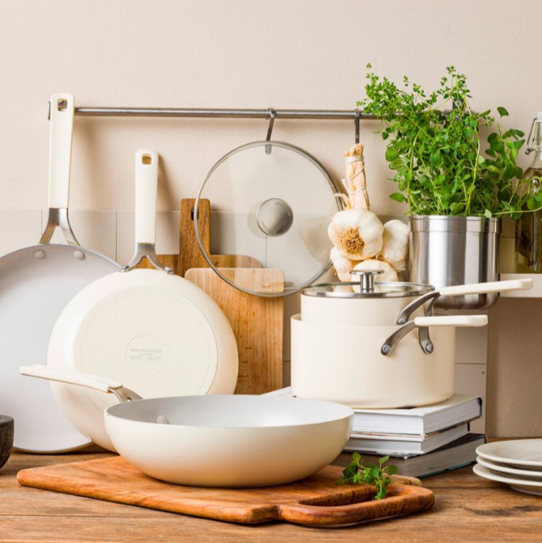 Ківш з кришкою антипригарний KitchenAid Aluminium Ceramic, об'єм 1,6 л, діаметр 16 см, кремовий